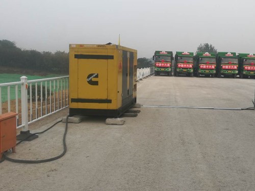 光泽电力系统的稳定性和设备兼容性如何影响发电机组的频率规格？