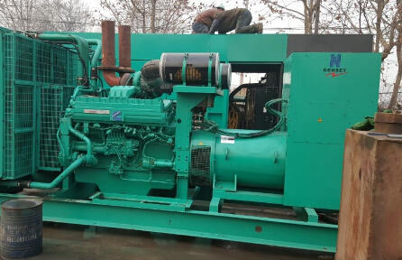 光泽发电机组如何判断水冷式机油散热器内部是否需要清洗？